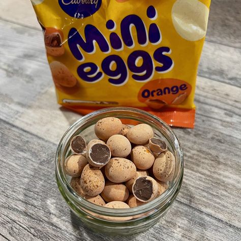 Cadbury Orange Mini Eggs Review Cadbury Flake, British Breakfast, Dark Chocolate Desserts, Peanut Butter Popcorn, Gluten Free Halloween, Snickers Ice Cream, Vanilla Cheesecake, Cadbury Dairy Milk, Orange Christmas