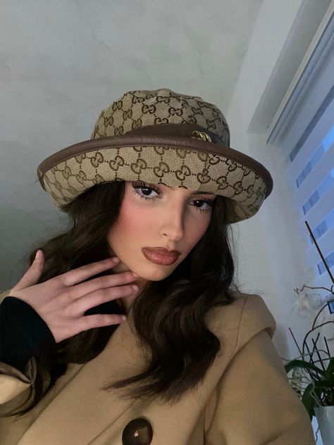 Gucci Bucket Hat Outfit Women, Gucci Hat Outfit Women, Gucci Hat Outfit, Make Up 2022, Hat Outfit Women, Short Hair Brown, Gucci Bucket Hat, Gucci Outfit, Bucket Hat Outfit