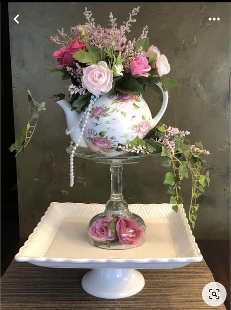 Tea Cup Flower Arrangements Centerpieces, Decorating With Teacups Ideas, Teacup Centerpieces Vintage, Vintage Tea Party Centerpieces, Tea Cup Table Decorations, Tea Pot Floral Arrangements, Centerpiece For Tea Party, Teapot Floral Centerpieces, Coffee Cup Floral Arrangements