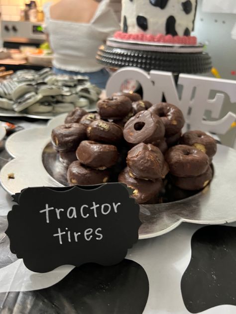 Farm Themed Birthday Party Food Snacks, Aesthetic Farm Birthday, Farm Birthday Dessert Table, Farm Themed Desserts, Cow Themed Snacks, Farm Party Snacks, Cow Birthday Party Food, Rodeo Themed Food, Cow Themed Birthday Party Food