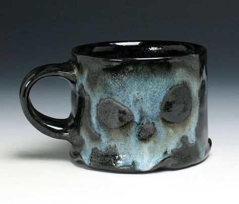 Skull Coffee, Skull Crossbones, Keramik Design, Room Deco, Ceramics Pottery Art, Skull And Crossbones, Clay Ceramics, Cute Mugs, Cups And Mugs