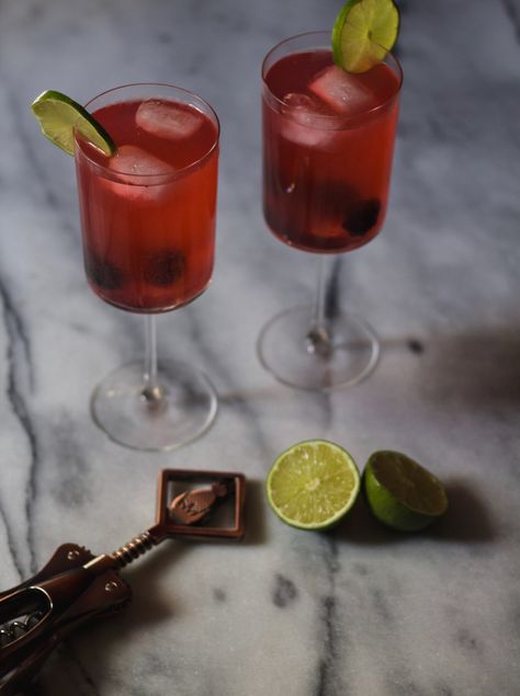 Rose Wine Cocktail, Drink For Summer, Rose Cocktail, Rose Noir, Wine Cocktails, Ig Stories, Non Alcoholic, Good Time, Yummy Drinks