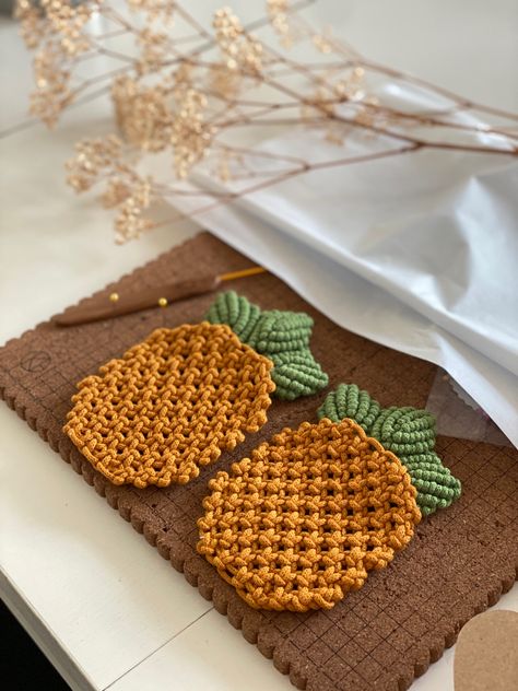 Macramé Coster, Macrame Pineapple, Macrame Store, Macrame Kitchen, Tassel Keychain Diy, Macrame Materials, Drinks Restaurant, Macrame Coasters, Macrame Knots Tutorial