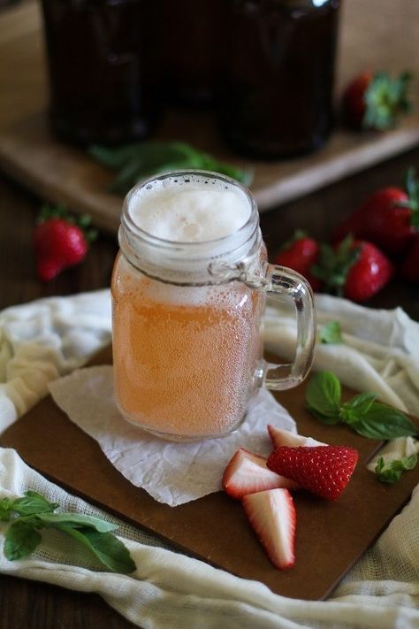 12 saveurs irrésistibles de kombucha maison | Fraîchement pressé Kombucha Flavors Recipes, Best Kombucha, Kombucha Flavors, Homemade Kombucha, Kombucha Recipe, Strawberry Basil, Fermented Tea, Probiotic Drinks, Kombucha Tea