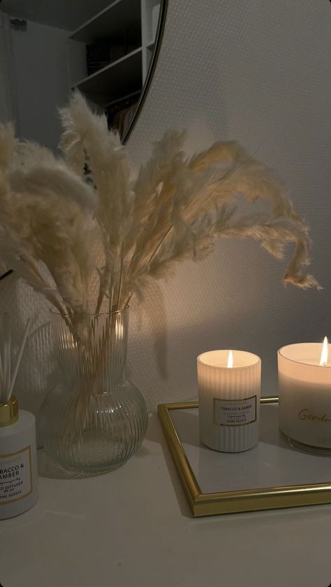 Bild Gold, Stylish Room Decor, Zestaw Ikon, Aesthetic Candles, Candle Aesthetic, Decoration Photo, Instagram Ideas Post, Minimalist Wallpaper, Clean Room