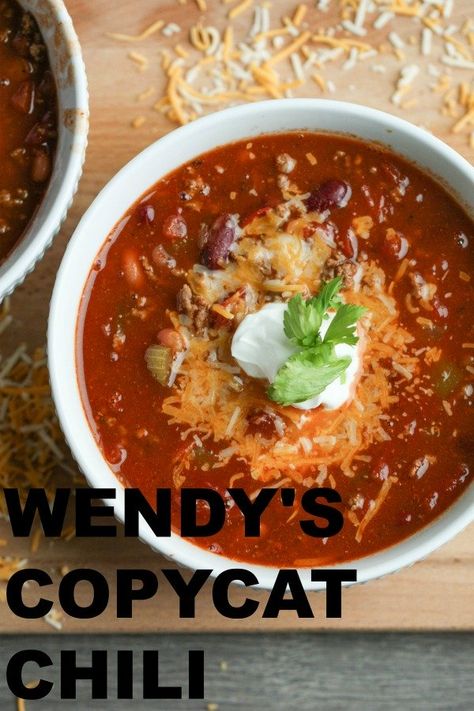 Wendy's Copycat Chili | Six Sisters' Stuff Look no further for the best Wendy’s copycat chili recipe! Full of meat, beans, and the perfect blend of spices, you won’t find a better copycat recipe that is as close to a match to Wendy’s chili recipe. #copycat #chili Copycat Chili, Wendy's Chili, Wendys Chili Recipe, Homemade Chili Recipe, Chicken Fajita Soup, Chili Toppings, Hashbrown Casserole, Best Chili Recipe, Six Sisters Stuff