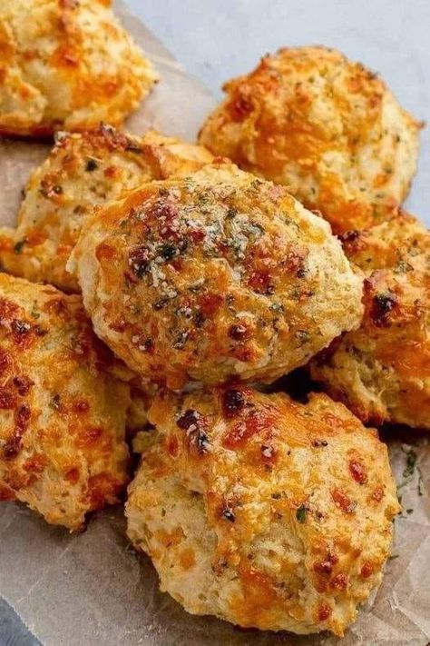 Air Fryer Recipes and Support For Beginners | Buttery, garlicky, and laced with melted cheddar, these easy Air Fryer Red Lobster Biscuits bake up light and fluffy in no time | Facebook Air Fryer Biscuits, Homemade Flatbread Recipes, Brunch Food Recipes, Biscuits Dumplings, Airfryer Food, Garlic Cheddar Biscuits, Breakfast Pastry Recipes, Air Fryer Bread, Bread In The Oven