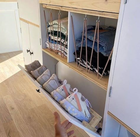 Rangement Caravaning, Caddy Van, Vertical Shoe Rack, Van Tour, Camper Interior Design, Auto Camping, Van Storage, Caravan Renovation, Van Conversion Interior