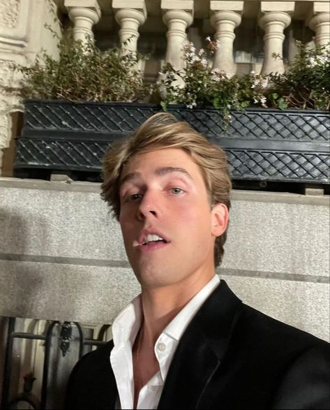 Francisco Borsoi, Grayson Hawthorne, Blonde Men, Men Selfie, Boys Sunglasses, Mens Jewerly, Blonde Haircuts, Dream Boyfriend, Ideal Boyfriend