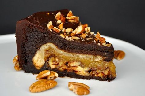 Pecan Pie Cake, Pie Brownies, Chocolate Ganache Frosting, Chocolate Pecan Pie, Chocolate Pecan, A Piece Of Cake, No Bake Pies, Pie Cake, Brownie Mix