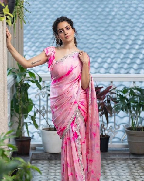 Pure Chiffon Sarees, Trendy Outfits Indian, Indian Outfits Lehenga, Fashionable Saree Blouse Designs, Simple Sarees, Saree Blouse Designs Latest, Neckline Designs, Stylish Sarees, Chiffon Saree