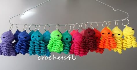 Creatief met een ketting van lossen Crochet Octopus, Crochet Keychain Pattern, Crochet Motifs, Crochet Heart, Crochet Keychain, A Hook, Love Crochet, Crochet Gifts, Crochet Jewelry