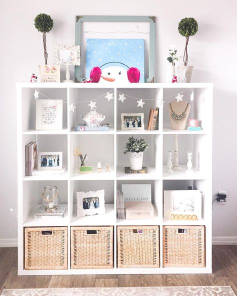 I've been looking for functional ways to decorate my feminine home office since I started working from home. I picked up the IKEA Kallax Shelf Unit to provide more decor storage and organization for files and paperwork. It's a great piece for those on a budget who are looking to add storage to a small space. I also love how easy it is to add festive holiday decor to my office during the Christmas season. Baby Zimmer Ikea, Ikea Kallax Bookshelf, Ikea Kallax Shelf Unit, Feminine Home Office, Home Office Design On A Budget, Feminine Home, Ikea Kallax Shelf, Feminine Home Offices, Ikea Shelves