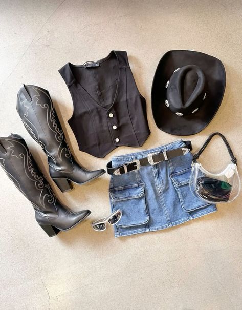 Texas Wine Country Outfit, Cute Cowgirl Concert Outfits, Cowboy Hat Concert Outfit, Americana Concert Outfit, Cowgirl Baddie Outfits, Marco Antonio Solis Concert Outfit, Cowgirl Clubbing Outfits, Rodeo Outfit Inspo Women, Country Bar Outfits Women