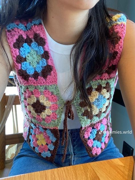 Crochet Squares Aesthetic, Crochet Vest Squares, Vest Crochet Outfit, How To Style Crochet Vest, Crochet Vest Granny Square Pattern, Patchwork Vest Crochet, Crochet Granny Square Aesthetic, Beginner Crochet Clothing Patterns, Granny Square Crochet Vest Pattern