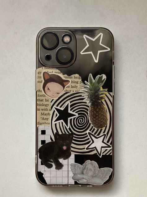 Street Style Phone Case, Cool Clear Phone Case Ideas, Grunge Clear Phone Case Ideas, Phone Cases Clear Design, Messy Phone Cases, Clear Phone Case Ideas Aesthetic Black, Black Iphone Aesthetic Case, Iphone Transparent Case Ideas, Phone Case Layout