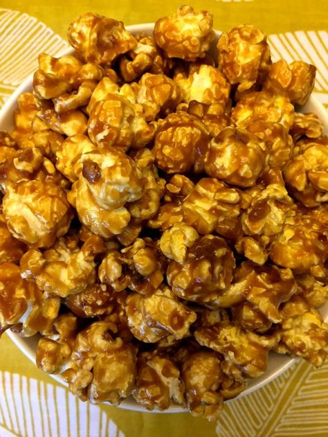 Easy Caramel Corn Recipe Popcorn Recipes Cheese, Easy Caramel Corn Recipe, Homemade Popcorn Recipes, Caramel Corn Easy, Cooking Popcorn, Carmel Popcorn, Caramel Corn Recipe, Homemade Caramel Popcorn, Caramel Popcorn Recipe