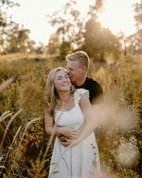 I loved this glowy session last season with Morgyn + Isaiah! It is my absolute FAVORITE thing when that golden hour sun shines through during a session. ✨ So let's talk about timing! When should you schedule your session? 🤔 I typically always recommend shooting when the sun is at a spot where it can be behind you. This means either early in the morning for sunrise, or towards the evening for sunset. Ideally, I like to avoid the midday hours because I don't love shooting in direct lighting... Couples Sunrise Photoshoot, Couple Golden Hour, Golden Hour Field Photoshoot Couple, Sunrise Couple Photography, Golden Hour Couples Shoot, Golden Hour Photography, Direct Lighting, Couple Photoshoot Poses, Couple Shoot