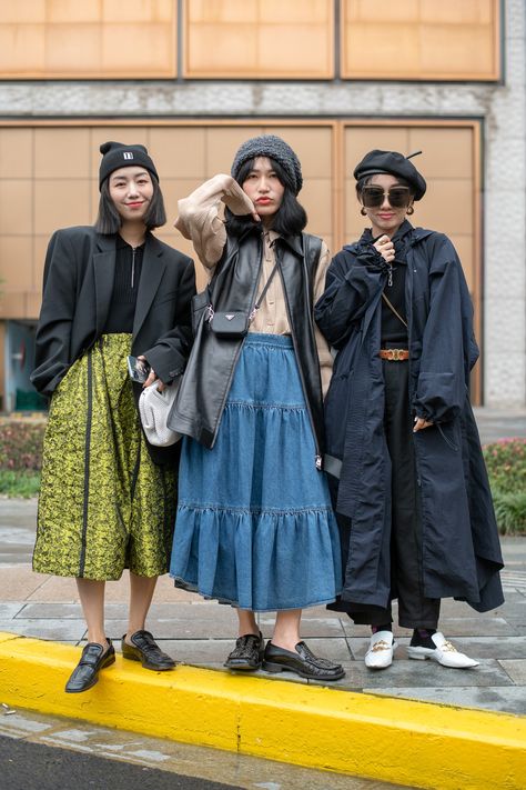 The Best Street Style at Shanghai Fashion Week Fall 2021 | Vogue Shanghai Street Style, China Street Style, China Street Fashion, Daily Street Style, Shanghai Fashion Week, Shanghai Fashion, Japan Fashion Street, Asian Street Style, Style Steal