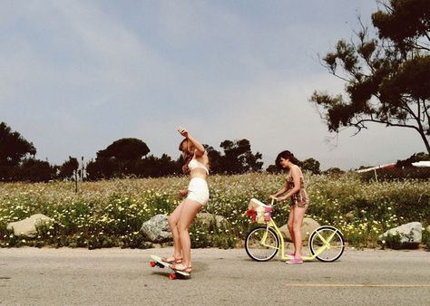 Miss Moss, Phoebe Tonkin, Summer Dream, 인물 사진, Retro Aesthetic, Two People, Vintage Aesthetic, Summer Of Love, Adele