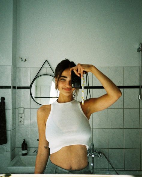 𝕷𝖔𝖚𝖎𝖘𝖆 (Lulz) on Instagram: “long time no selfie on film so here we go ❤️‍🔥 #onfilm #35mm” 35 Mm Photography, Selfie Camera, Photography Lifestyle, On Film, Film Camera, Mirror Selfie, Mirror, Lifestyle, Film