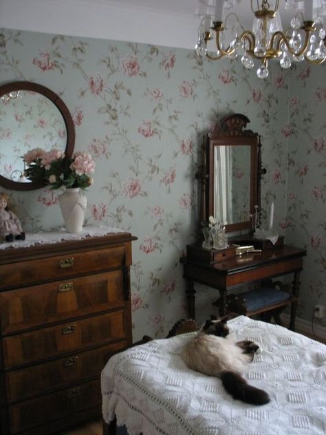 Colefax Fowler, Cottage Bedroom, Bedroom Vintage, Vintage Cottage, Wallpaper Bedroom, Dream Rooms, Beautiful Bedrooms, House 2, Dream Bedroom