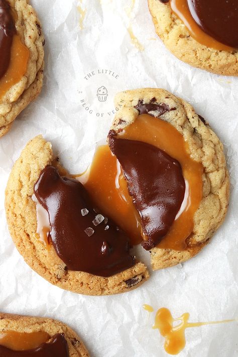 up close of vegan twix crumbl cookies on white grease proof paper Vegan Crumble Cookies, Cookie Recipes Vegan, Vegan Cookie Recipes, Vegan Fall Dessert, Vegan Chocolate Chip Cookie Recipe, Best Vegan Cookies, Vegan Shortbread Cookies, Vegan Crumble, Easy Vegan Cookies