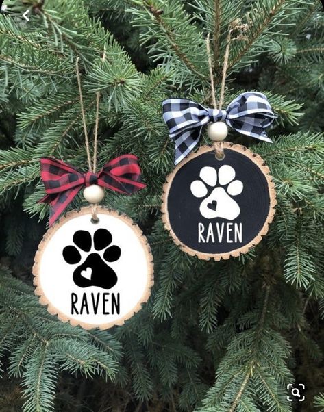 Personalized Dog Ornament, Plaid Christmas Decor, Cricut Christmas, Wood Slice Ornament, Wood Christmas Ornaments, Wood Christmas, Ornament Ideas, Christmas Ornament Crafts, Animal Ornament