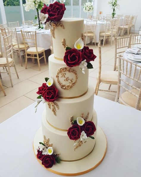 Wedding Cakes Burgundy And Gold, Chaco Wedding, Wedding Cake With Red Roses, Wine Wedding Cake, Wedding Cakes Maroon, Pearls Cake, Red Rose Wedding Cake, Roses Wedding Cake, Fruit Cake Design