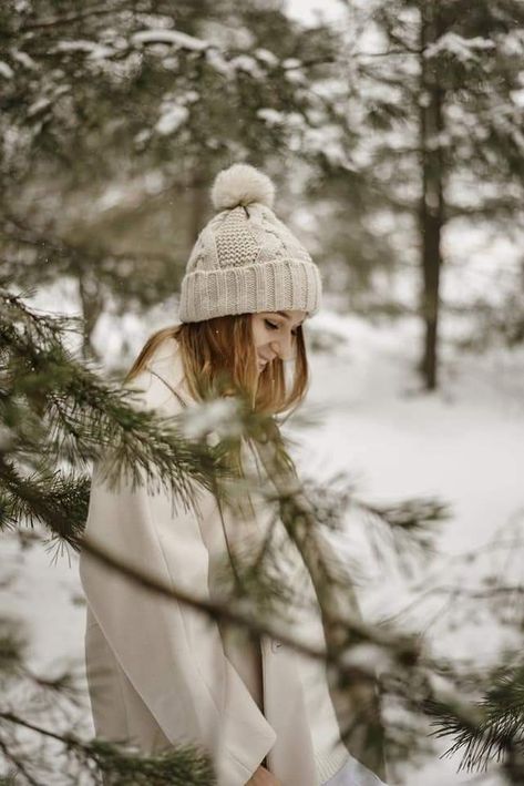 Winter Solo Photoshoot, Senior Picture Ideas Winter Snow Photography, Outdoor Winter Photoshoot Ideas, Snow Photography Ideas, Snowy Senior Pictures, Warm Hiking Outfit, Winter Senior Photos, Winter Portraits Photography, Winter Snow Photography