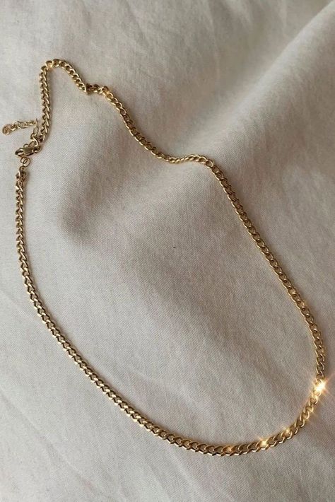 Dainty Fine Jewelry, Thick Gold Chain, Gold Curb Chain, Curb Chain Necklace, Gold Chain Jewelry, Gold Necklace Women, Jewelry Lookbook, Jewelry Outfit, Classic Jewelry