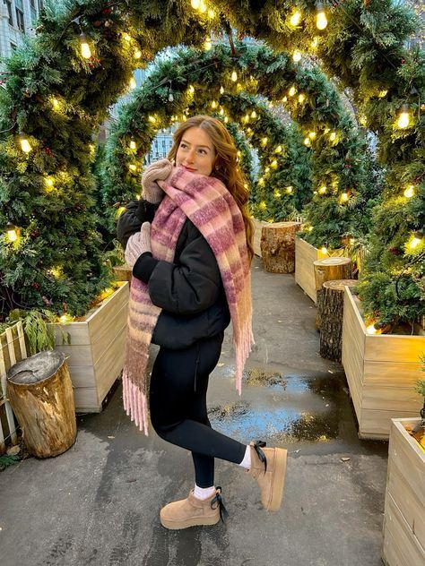 Christmas Lights Arch, Leg Up Pose, Pink Scarf Outfit, Pose Inspo Aesthetic, New York Winter Outfit, Granola Girl Outfits, Scarf Outfit Winter, Hair Christmas, Lights Winter