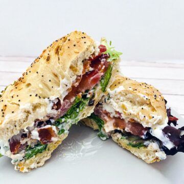 Bagel Meals, Fall Sandwich, Bagel Sandwich Recipes, Blt Recipes, Cream Cheese Sandwiches, Cream Cheese Sauce, Everything Bagel Seasoning, Blt Sandwich, Bagel Sandwich