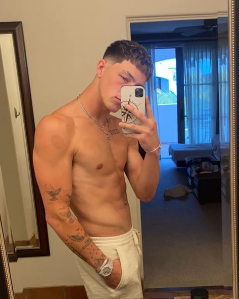 Taylor Holder, Sorry Not Sorry, Not Sorry, Shirtless Men, Short Hair, Mirror Selfie, Lifestyle, Hair Styles, Hair