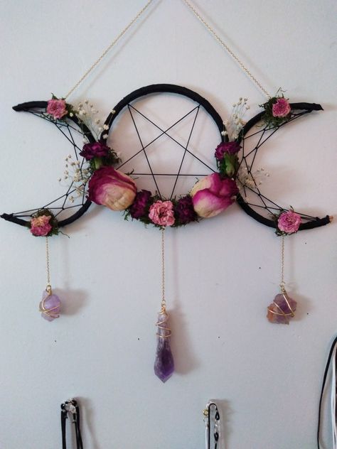 Witchy Bedroom Decor Ideas, Hecate Altar Ideas, Diy Wiccan Crafts, Witchy Decor Diy, Witchy Wreaths, Witch Bedroom Decor, Witchy Items, Takken Decor, Magic Necklace