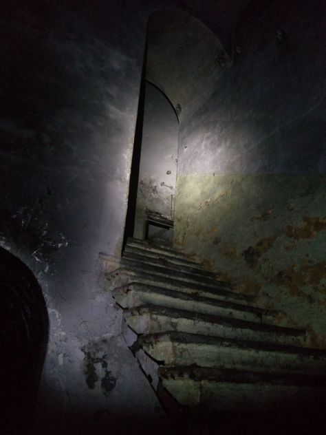 Empty House Aesthetic, Creepy Stairs, Abandoned Hallway, Scary Room, Creepy Basement, Dark Basement, Eerie Places, Scary Backgrounds, Apocalypse Aesthetic