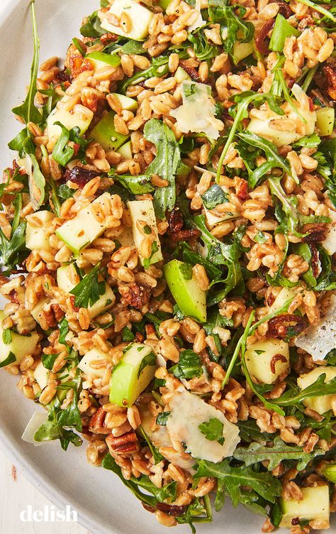 This easy farro salad is filling enough to be a meal all on its own. Get the recipe from Delish.com. #farro #salad #recipe #easy #mealprep #summer #healthy #apple #pecans Farro Salad Recipes, Farro Recipes, Plats Healthy, Farro Salad, Salad Pasta, Winter Salad, Healthy Salads, Summer Salads, Clean Eating Snacks