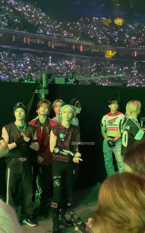 Stray Kids Barricade, Hyunjin Looking At Stays, Skz Vma 2023, Australian Men, Kids Background, Escape Reality, British Men, Kpop Entertainment, Do Kyungsoo