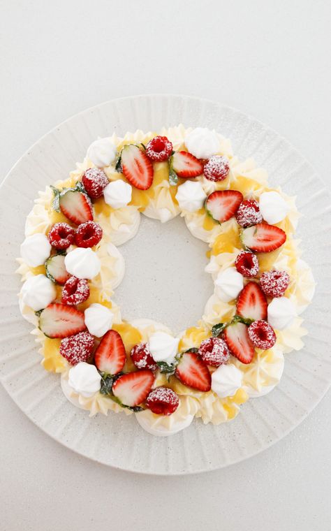 Pull Apart Pavlova Wreath, Mini Pavlova Wreath, Pavlova Wreath Recipe, Pavlova Christmas Wreath, Pavlova Wreath Christmas, Christmas Dessert Wreath, Pavlova Tree, Christmas Pavlova Ideas, Pavlova Aesthetic