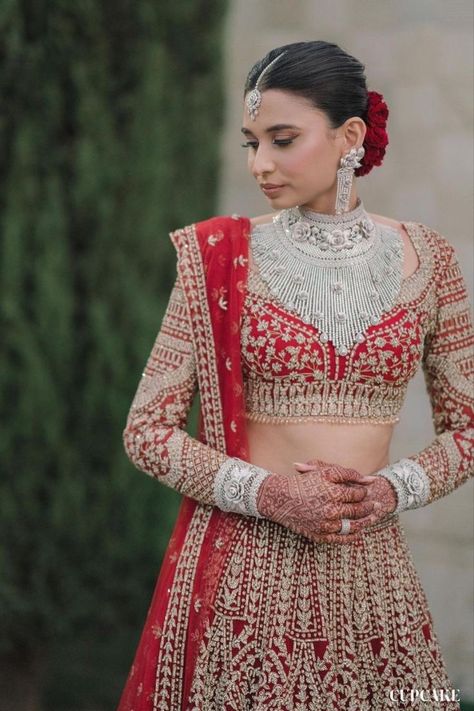 In fact, we are head-over-heels in love with the latest trend in blouses that we have been spotting on real brides - the spectacular full-sleeved variety! From the delicately minimal chikankari work sleeves (even celebs approve!) to the opulently embroidered bridal-style ones, these full-sleeved blouses have captured our hearts. If you're seeking inspiration, you won't want to miss these stunning full-sleeve blouse designs. Full Sleeve Blouse Designs, Sleeve Blouse Designs, Full Sleeves Blouse Designs, Luxury Indian Wedding, Full Sleeves Design, Bridal Blouses, Sabyasachi Bride, Indian Wedding Bride, Celebrity Bride