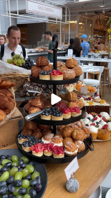 LOLA🍋 on Instagram: "Le meilleur brunch italien à volonté d’après moi 🇮🇹

Pour 49€ vous aurez : boissons à volonté, buffet sucré, buffet salé et bar à pates fraiches 😍

📍Eataly - Paris 4
⭐️4.4/5 sur 18k avis Google

collaboration commerciale - invitation 

#brunchitalien #brunchparis #restaurantparis" English Breakfast Buffet, Breakfast Buffet Table, Decoration Buffet, Restaurant Paris, English Breakfast, Breakfast Buffet, Buffet Table, Paris, France