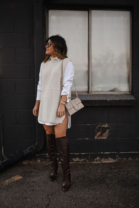 Its that time of the year to start transitioning your wardrobe into the new season! CHIC TALK is sharing this adorable white collared shirt paired with a ribbed sweater vest from H&M. This look is the perfect elevated style for a date night, casual day with friends or dinner party. Follow for more elevated fashion looks, fall trends, and chic neutral outfits. Collared Shirt Outfits, Chic Mom Outfits, Thanksgiving Outfits Women, Stile Blair Waldorf, Adrette Outfits, Sweater Vest Outfit, Thanksgiving Outfit Ideas, What To Wear Fall, Thanksgiving Outfit Women