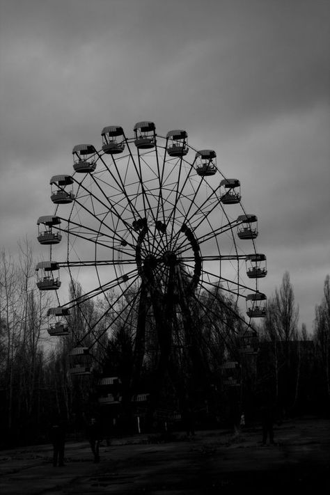 Gasmask Aesthetic, Ghost City, Apocalypse Aesthetic, Godzilla Wallpaper, Abandoned Amusement Parks, Black And White Picture Wall, Game Concept Art, Wallpaper Space, Ghost Town