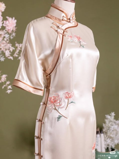 Model Blouse Batik, Simple Classy Wedding Dress, Pink Cheongsam, Chinese Clothing Traditional, Asian Traditional Fashion, Thai Silk Dresses, Chinese Traditional Dress, Chinese Style Dress, Chinese Traditional Clothing