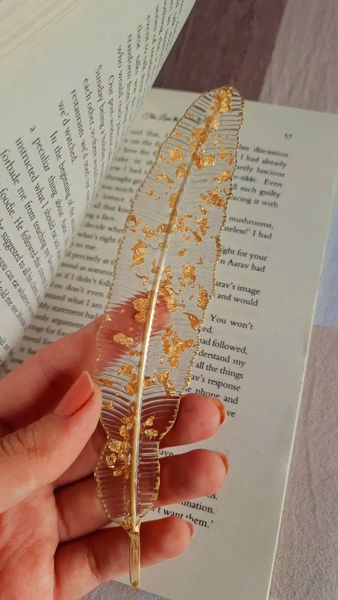 Resin Bookmark Ideas, Diy Resin Gifts, Feather Bookmark, Pretty Pens, Diy Resin Projects, Resin Jewelry Diy, Polymer Clay Jewelry Diy, Resin Design, Resin Tutorial