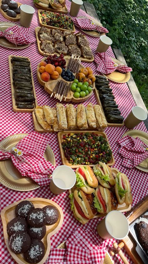 Outside Picnic Ideas, Ideas De Picnic, Piknik Ideas, Picnic Ideas Food, Picnic Food Ideas Aesthetic, Cute Picnic Ideas, Piknik Aesthetic, Piknik Story, Birthday Picnic Ideas