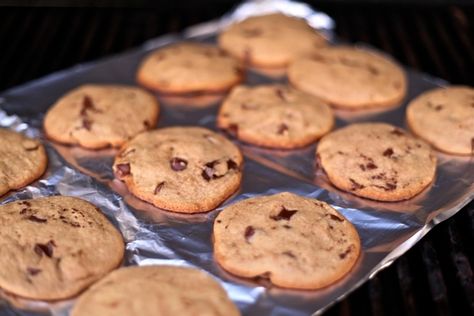 Take your favorite chocolate chip cookie dough, put it on tin foil, and leave it on the grill for about 20 minutes. Grilled Deserts, Grilled Banana Boats, Griddle Cooking Recipes, Grill Dessert, Grilled Bananas, Sommer Mad, Bbq Desserts, Grilled Desserts, Griddle Recipes