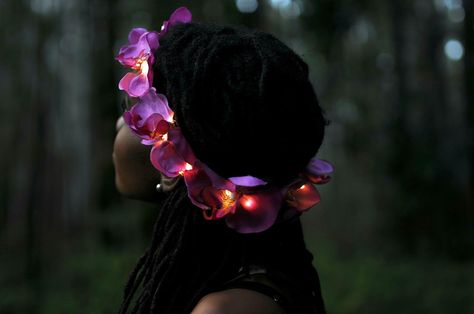 Free LED Flower Crown Tutorial for your summer roadtrip events and adventures. Hippie Headband Hairstyles, Led Flower Crown, Flower Crown Tutorial, Crown Tutorial, Led Wedding, Summer Roadtrip, Light Shoot, Festival Headband, Hippie Headbands