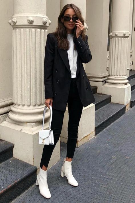 White Bootie Outfits, Turkey Ootd, White Ankle Boots Outfit, Heeled Booties Outfit, White Booties Outfit, White Boots Outfit, Skirt Boots, Boots Outfit Ankle, Booties Outfit