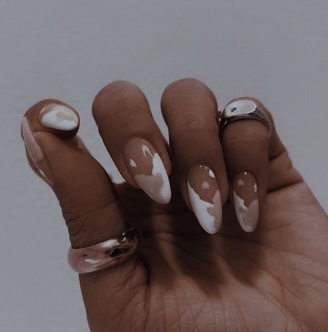 Coffee Almond Nails, Coffee Brown Nails Acrylic, Nails Acrylic Coffee Color, Brown And White Aesthetic Nails, Brown Aesthetic Nails Acrylic, Sweater Effect Nails, Coffee Nails, Fall Almond Nails, Color Cafe